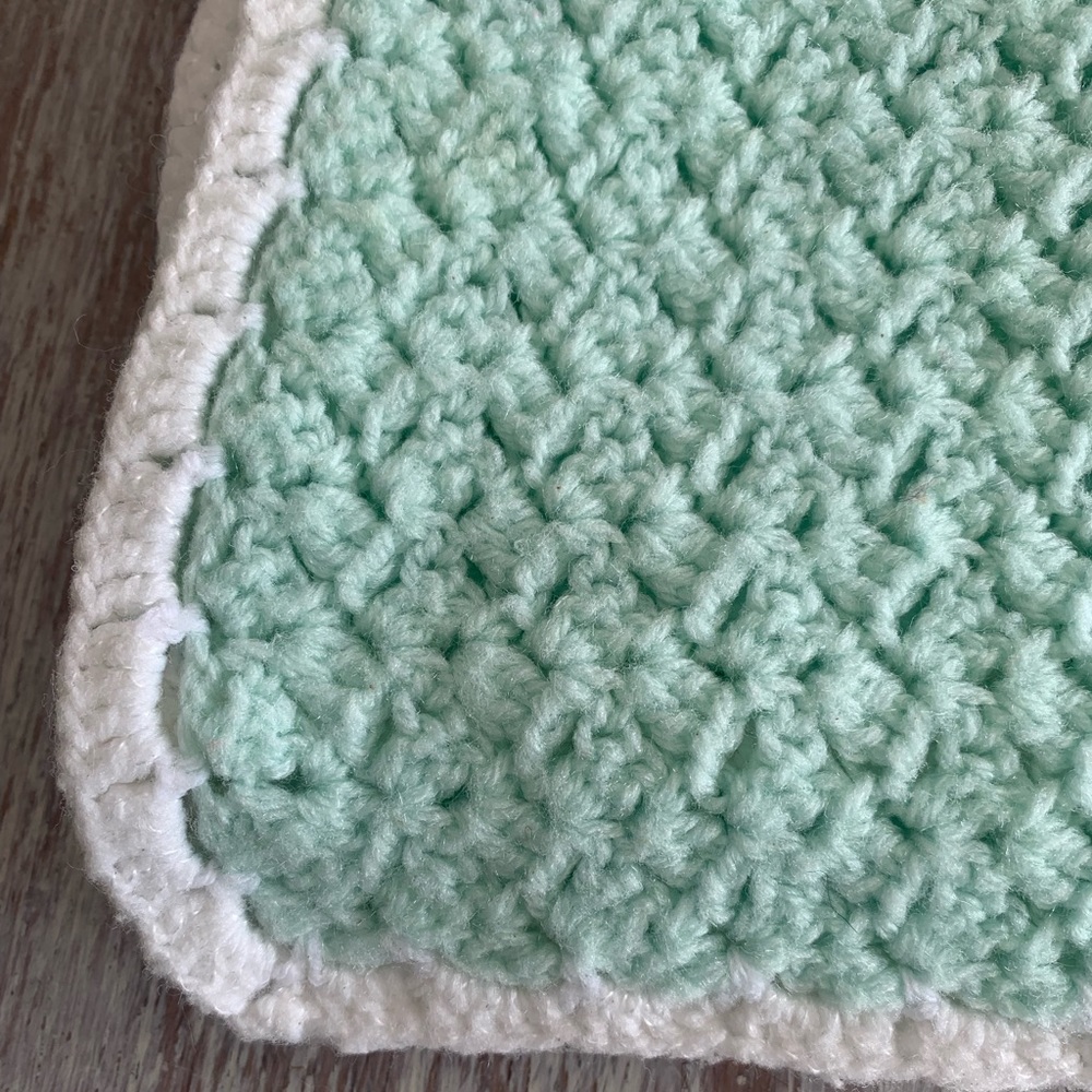 🌿👶 Vintage Handmade Crochet Baby Blanket - Picture 4 of 5